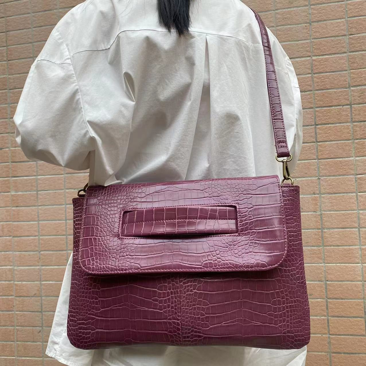 Crocodile Pattern Document Bag | same ANTHEM.