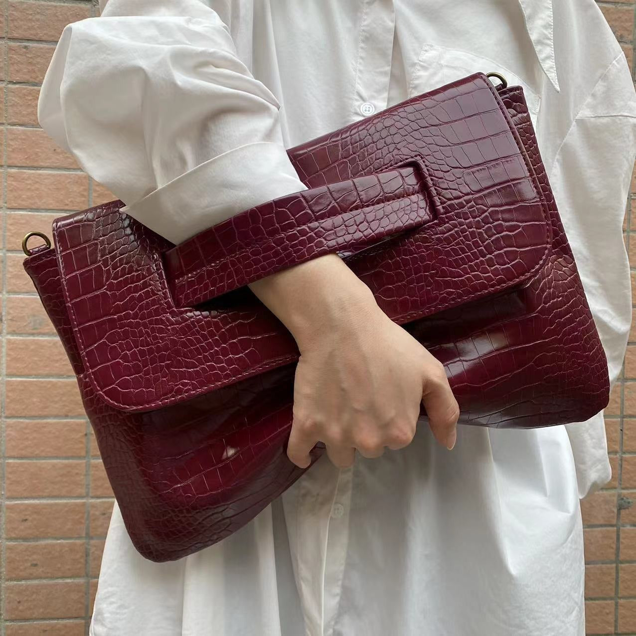 Crocodile Pattern Document Bag | same ANTHEM. - claret / 37-25-2cm