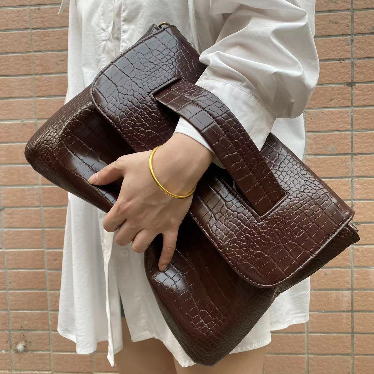 Crocodile Pattern Document Bag | same ANTHEM. - coffee / 37-25-2cm