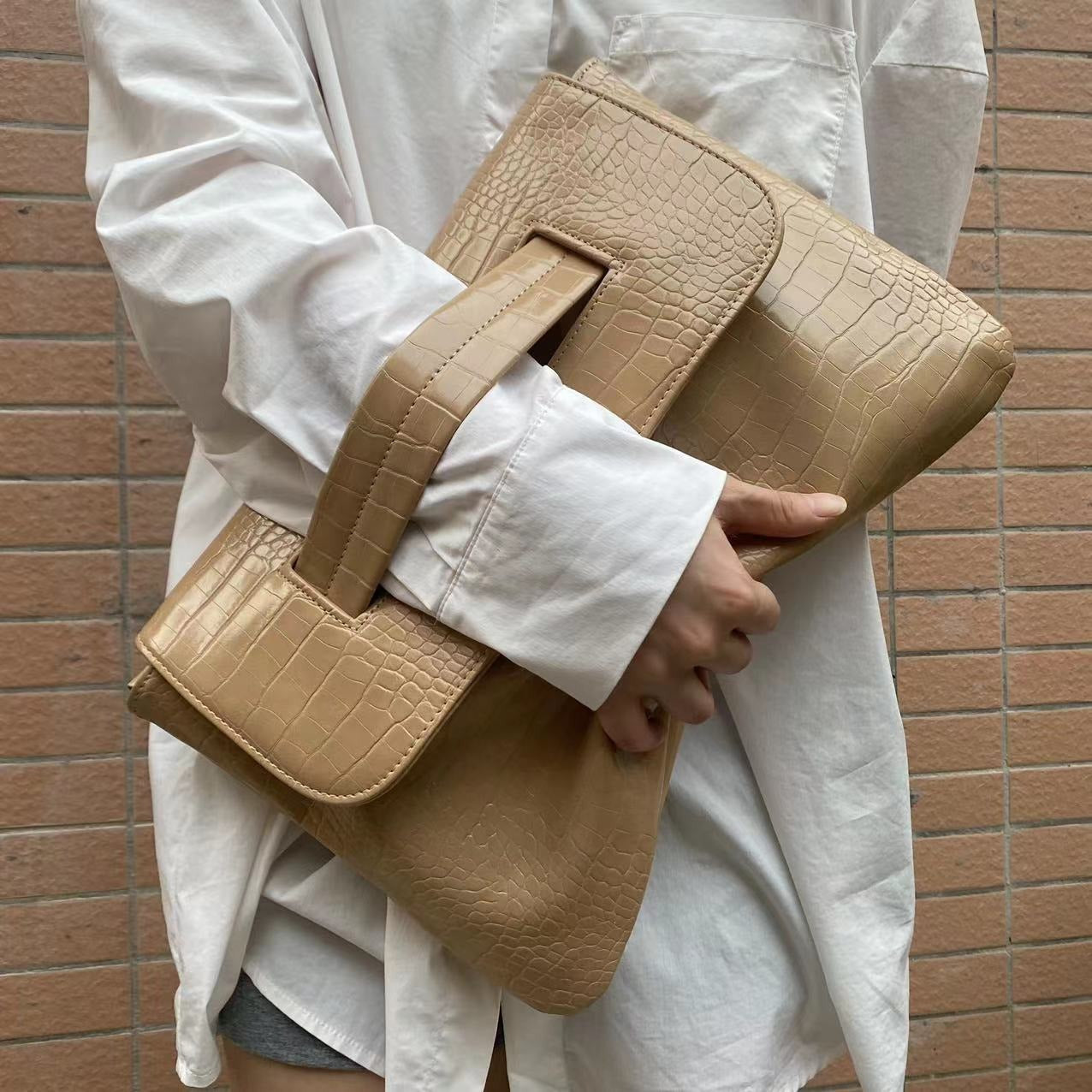 Crocodile Pattern Document Bag | same ANTHEM. - khaki / 37-25-2cm